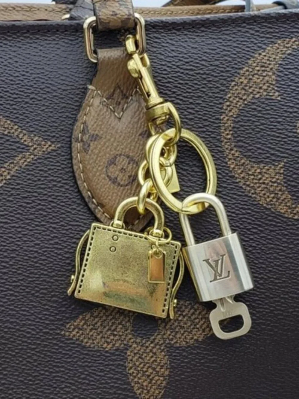 LV Gold Padlock Authentic 🔑 Luxury Bag Charm w/ Unbranded Golden Bag Keychain